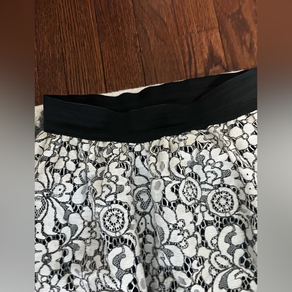 Medium Skirt with lace detail and tulle lining - Picture 3 of 5